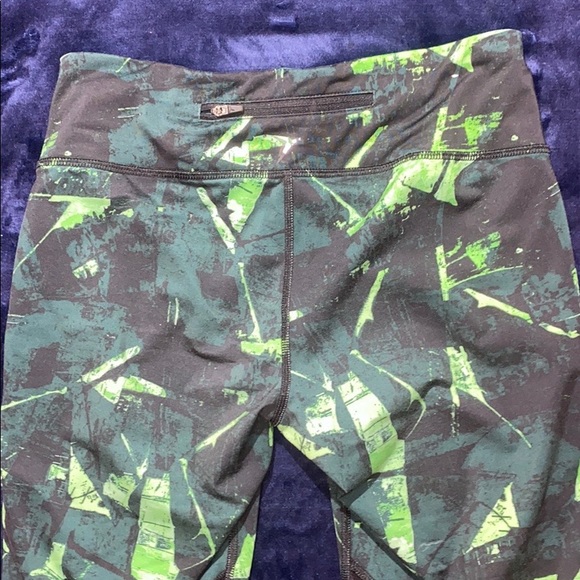 ‼️Beautiful Camo/Green Athletic Capri - Picture 6 of 6